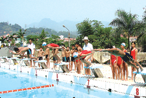 Học sinh trên địa bàn TPHB luyện tập môn bơi tại Trung tâm thể thao tỉnh.